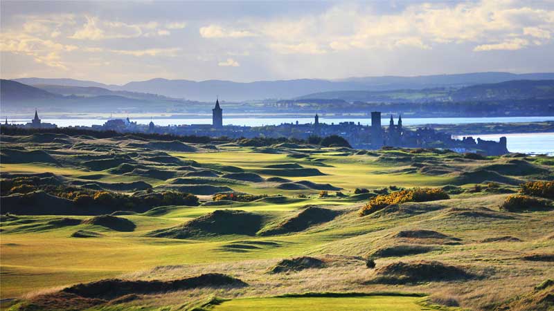 St Andrews Golf med utsikt ver The Castle Course med Staden St Andrews och havet i bakgrunden.