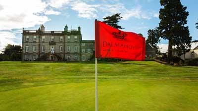 Dalmahoy Hotel & Country Club i bakgrunden med golfbana framfr med golfflagga.