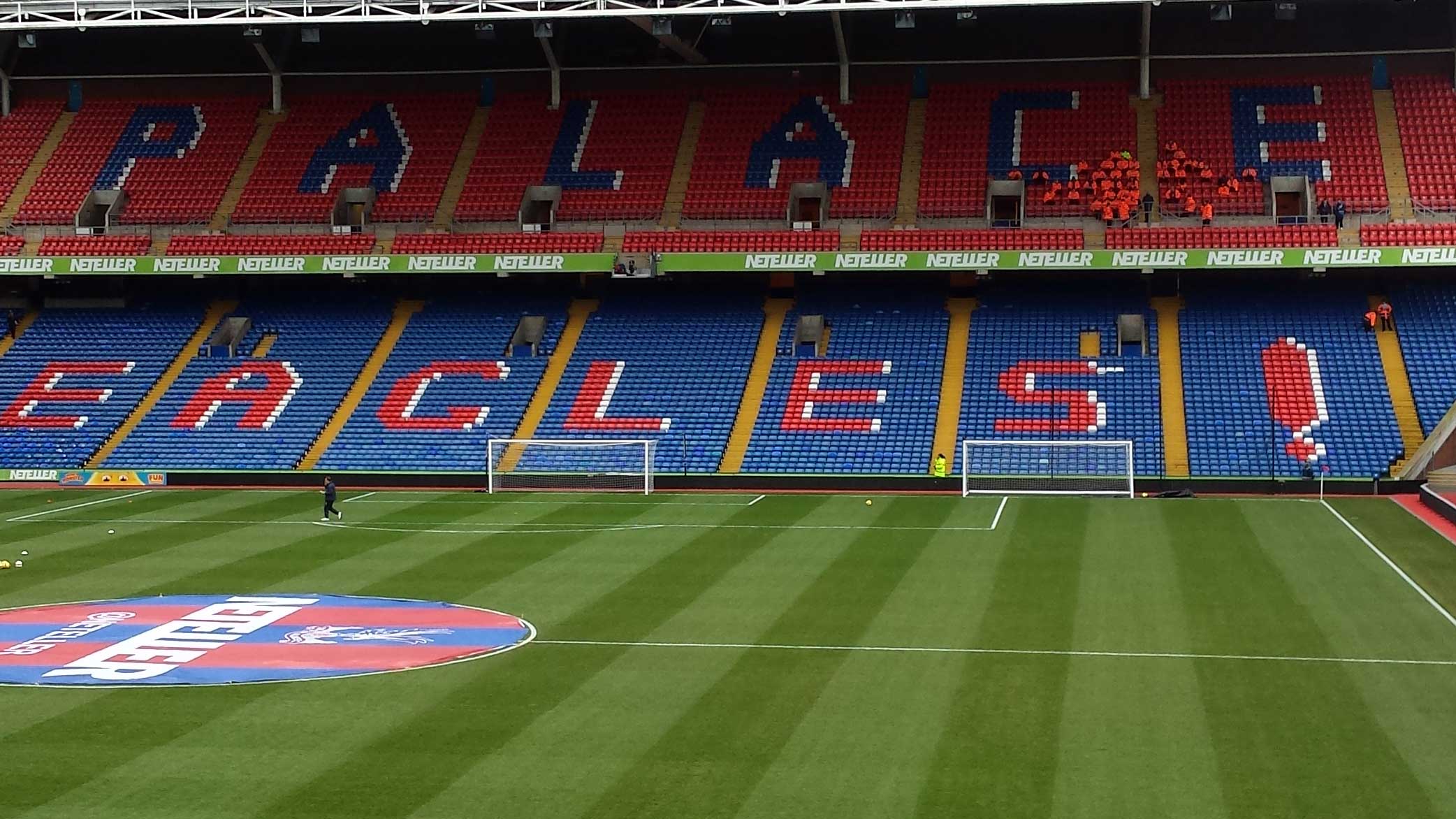 Selhurst Park of Crystal Palace med rdbla lktare som sger Eagles! Tar dig till alla biljetter och fotbollsresor till Crystal Palace, Premier League i England