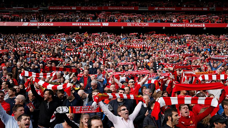 Liverpool FC fans på läktare på Anfield, England. Tar dig till fotbollsresor och fotbollsbiljetter Liverpool, Premier League