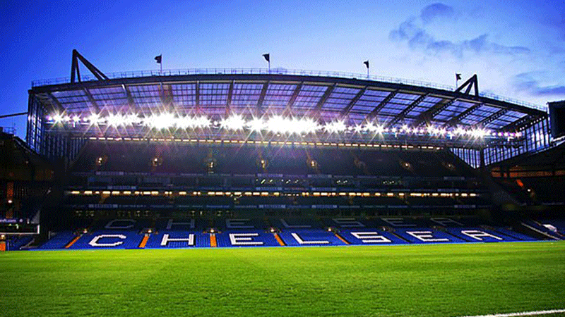 Upplyst lktare nattid p Stamford Bridge, London. Tar dig till fotbollsresor och biljetter Chelsea, Premier League, England. 