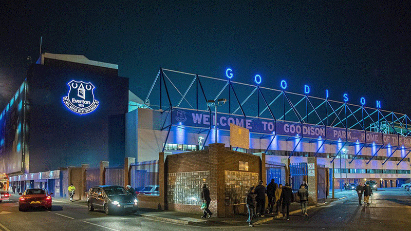 Utanfr Goodison Park innan matchstart fr Everton FC p hemmaplan i Liverpool, England. Boka fotbollsresor och biljetter till Everton, Premier League hr