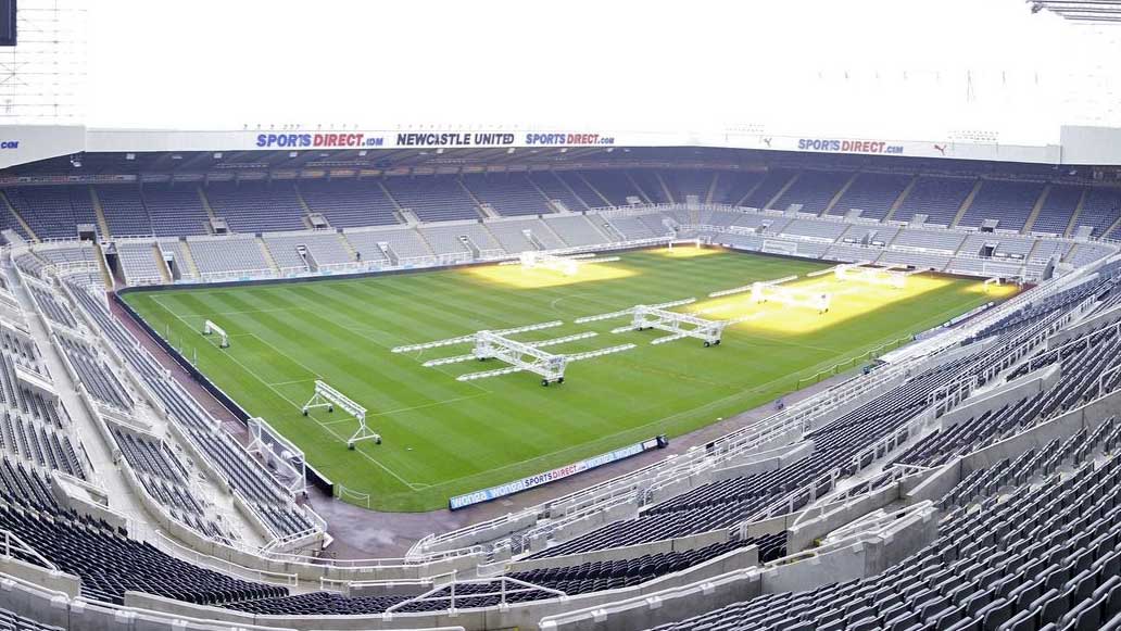 St James Park, Newcastle England p dagtid i vntan p Newcastle United match i England. Vlj din fotbollsresa till Newcastle United, Premier League hr