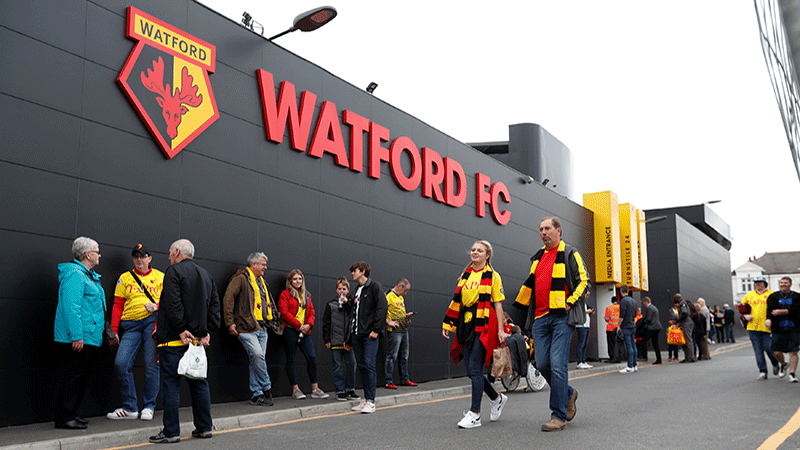 Fans p vg in i Vicarage Road i Watford, Hertfordshire i England. Se alla fotbollsresor och fotbollsbiljetter till Watford FC i Premier League