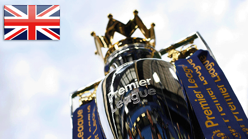 Storbritanniens flagga och Premier League Trophy under himmelsblå himmel med moln. Tar dig till fotbollsresor och fotbollbiljetter i England. 